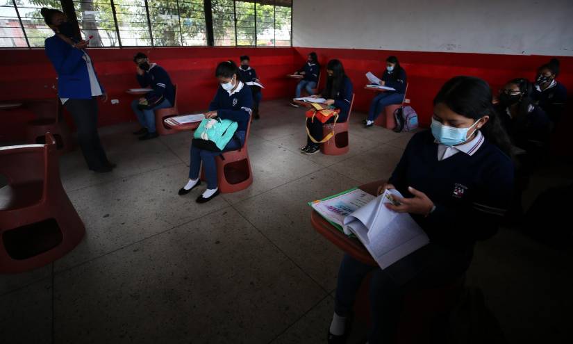 Estudiantes de la Unidad Educativa Agropecuaria Eduardo Salazar Gómez asisten a clases en la zona rural de Pifo, a las afueras de Quito (Ecuador), en una fotografía de archivo. EFE/José Jácome